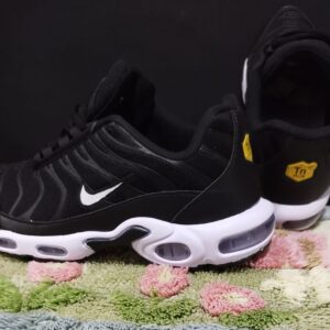 NIKE AIR TN NEGRAS CON BLANCAS CON CAMARA DE AIRE