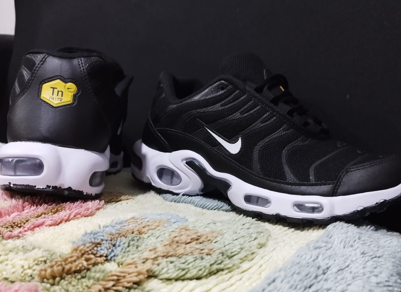 NIKE AIR TN NEGRAS CON BLANCAS CON CAMARA DE AIRE - Imagen 3