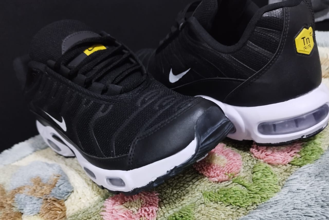 NIKE AIR TN NEGRAS CON BLANCAS CON CAMARA DE AIRE - Imagen 4