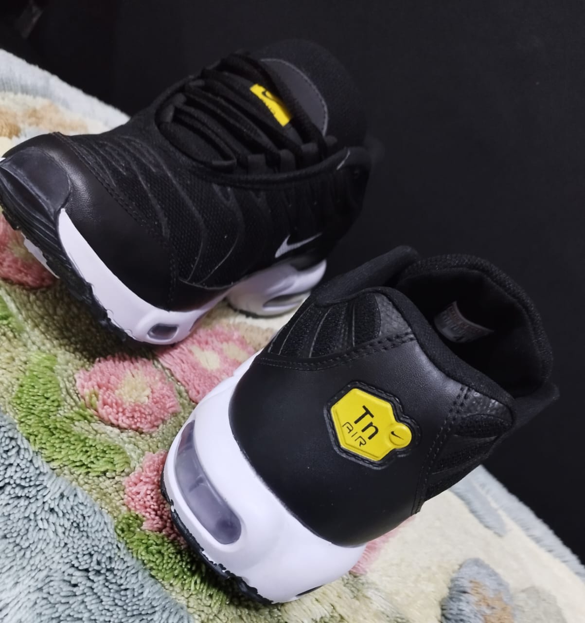 NIKE AIR TN NEGRAS CON BLANCAS CON CAMARA DE AIRE - Imagen 5