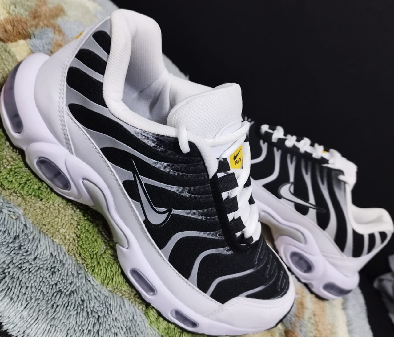 Nike AIR TN NEGRAS CON BLANCAS Y CAMARAS DE AIRE - Imagen 3