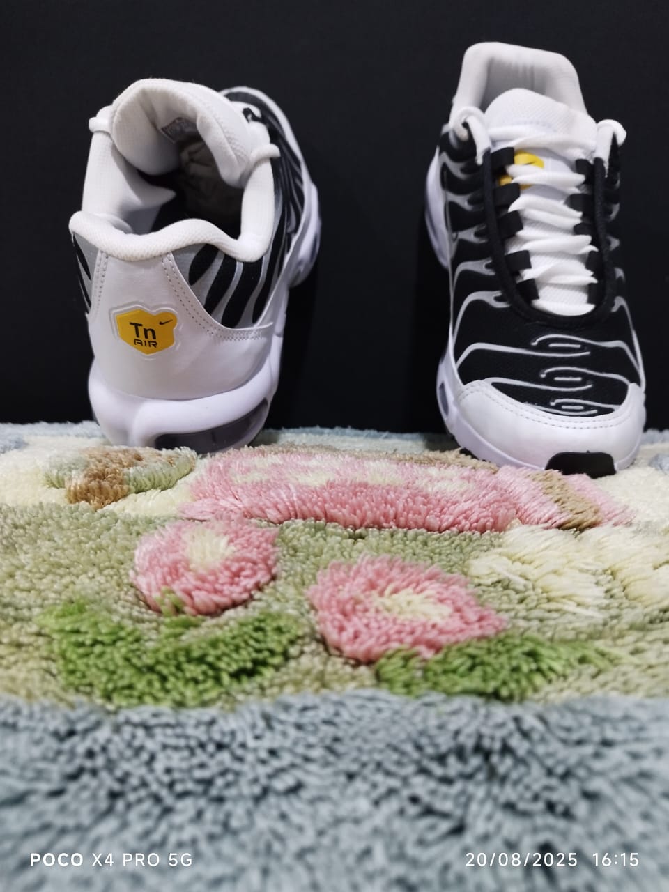 Nike AIR TN NEGRAS CON BLANCAS Y CAMARAS DE AIRE - Imagen 4