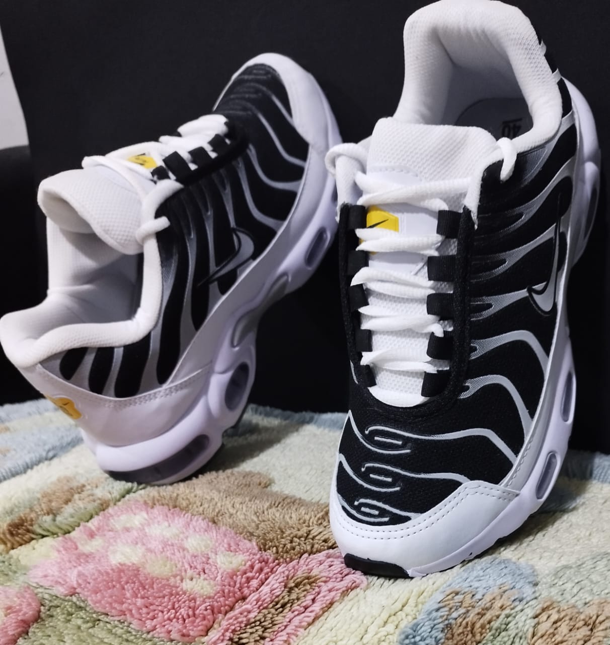 Nike AIR TN NEGRAS CON BLANCAS Y CAMARAS DE AIRE - Imagen 2