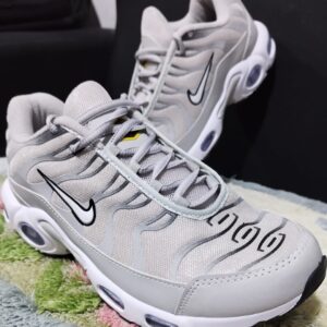 Zapatillas NIKE AIR TN COLOR CENIZA
