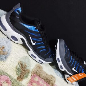 NIKE AIR TN NEGRAS CON AZUL CON CAMARA DE AIRES