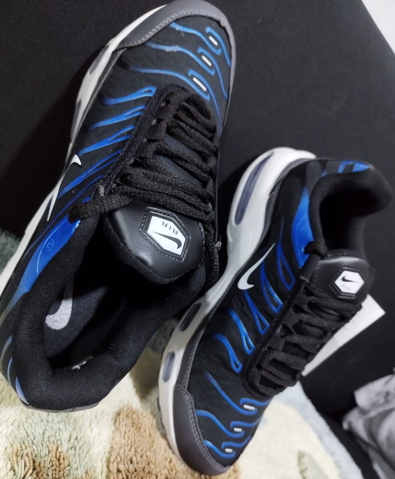 NIKE AIR TN NEGRAS CON AZUL CON CAMARA DE AIRES - Imagen 5