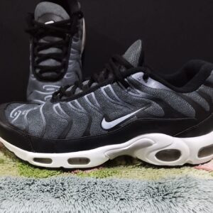 NIKE AIR TN GRIS OSCURO